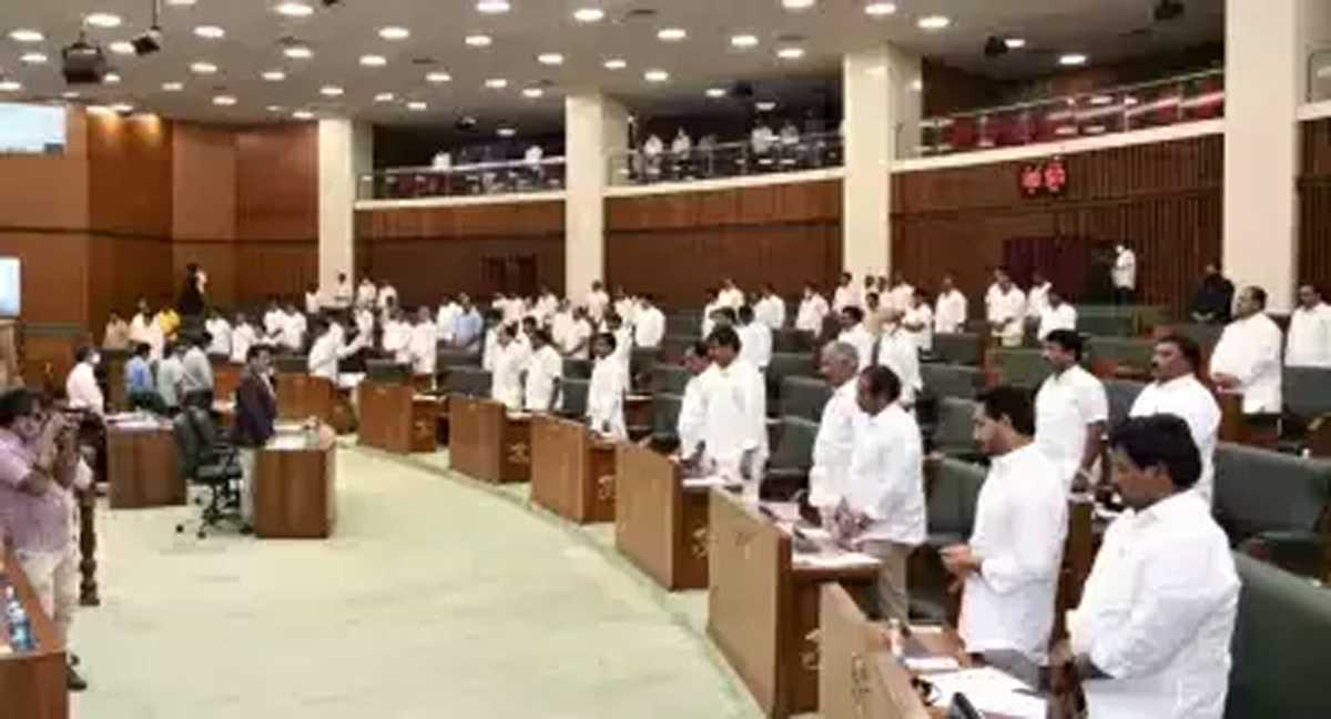 टीडीपी के 12 विधायक, वाईएसआरसीपी के बागी विधायक आंध्र विधानसभा से निलंबित